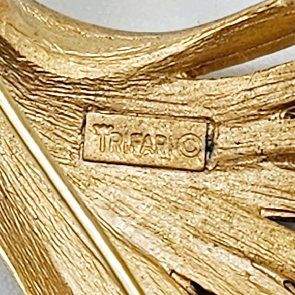 Crown Trifari Brooch Textured Goldtone Feathered Swirl Estate Pin Vintage - Picture 6 of 8